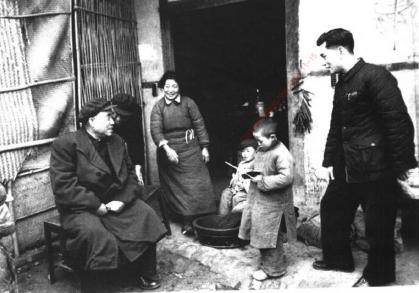 1957年春，朱德在成都市郊狮子山访问农民。