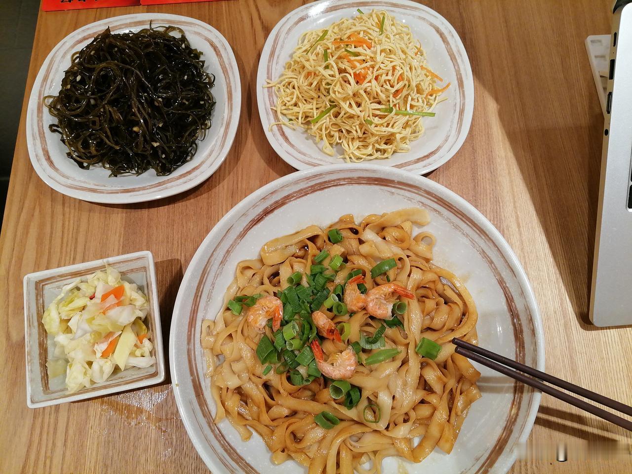 我犯了个错误！

我家附近新开了一家晋小二刀削面。上午我去广场跑步，看到这家新开