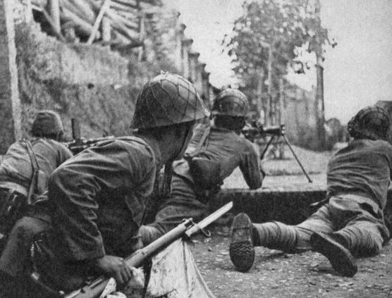 1945年，日本宣布投降后，12名日军不肯放下身段，逃到辽宁朝阳大平房火车站躲避