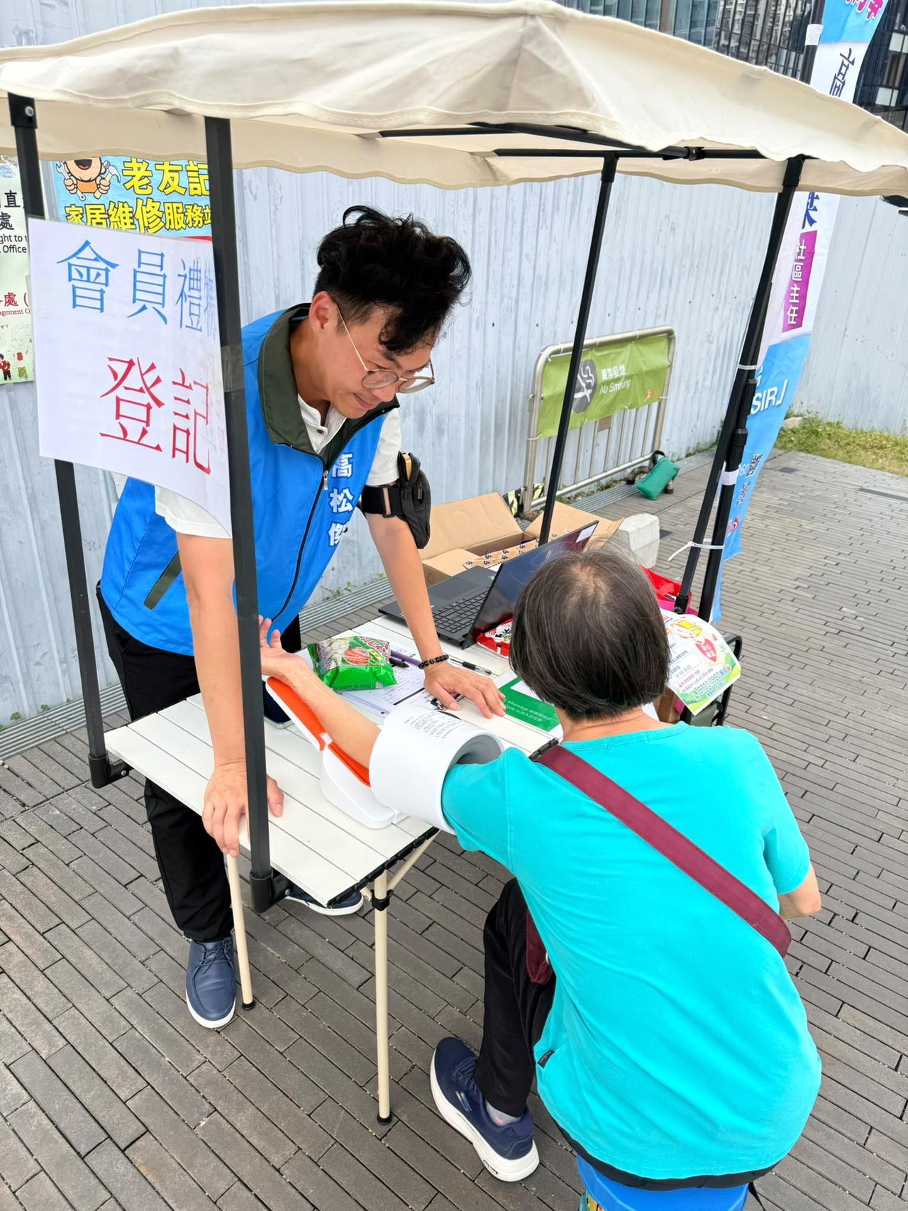趁下午停雨，高Sir火速落区，在启德简约公屋开街站，为街坊服务，了解街坊的查询。