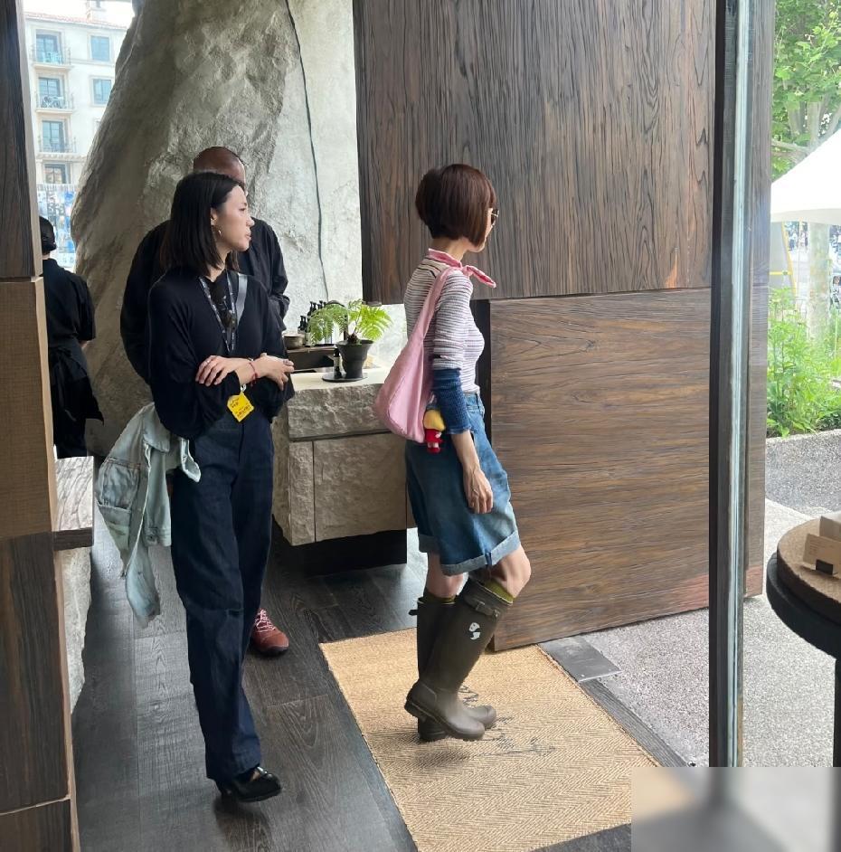 有网友在阿那亚偶遇鲁豫，她这一身还挺好看的，本人很显小！我倒觉得，大家光盯着“显