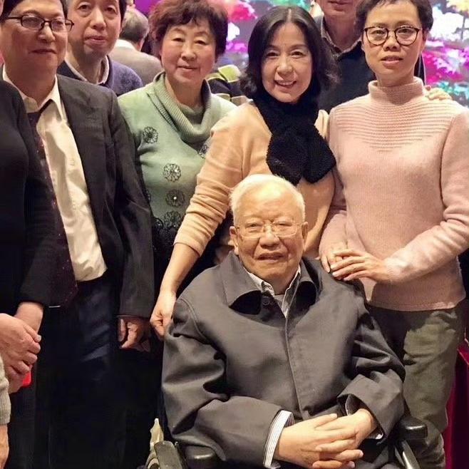 2020年，胡福明晚年和家人，一张罕见的留影，照片中的他坐在轮椅上，看起来精神矍