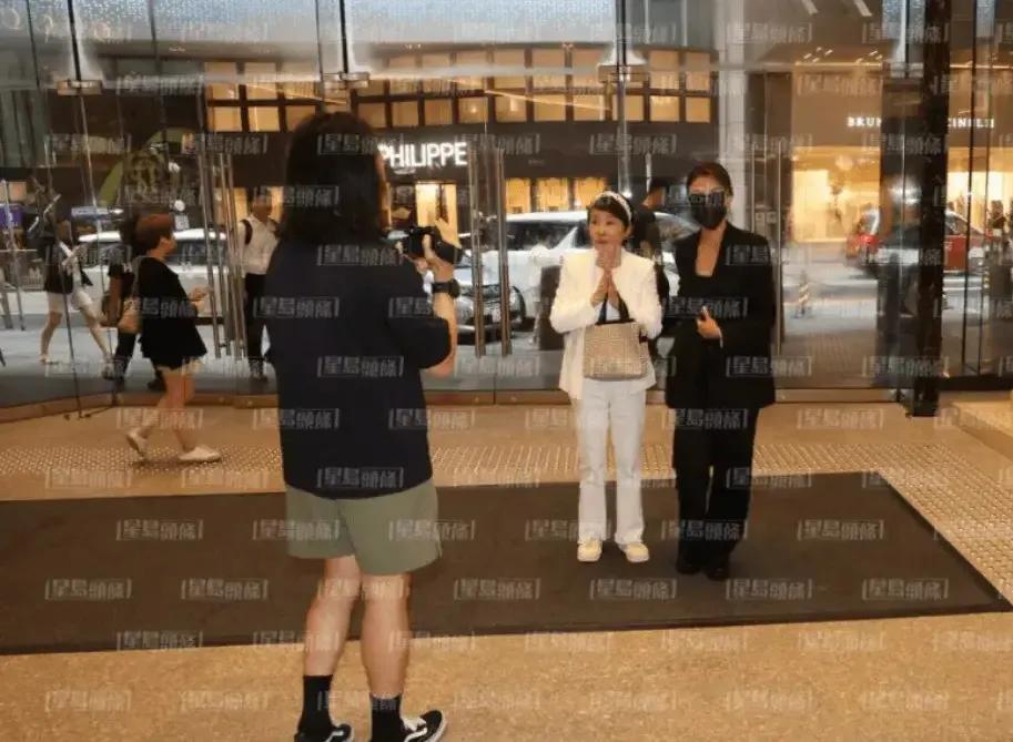 狄波拉很坦诚的呈现自己失去谢贤以后的悲伤，跟谢婷婷一起露面，女儿戴口罩遮挡自己的