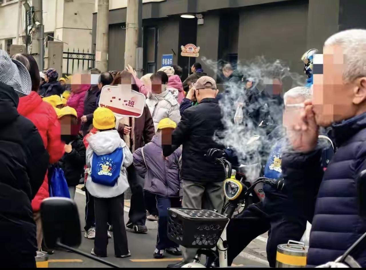 看看这些家长，真的是太没有素质了。在小学门口有网友拍到这样的一幕，有很多来接娃的