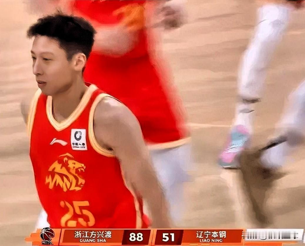 辽宁真是不堪一击啊！在今日广厦对阵辽宁的第四节比赛中，赵岩昊上场投进三分，广厦打