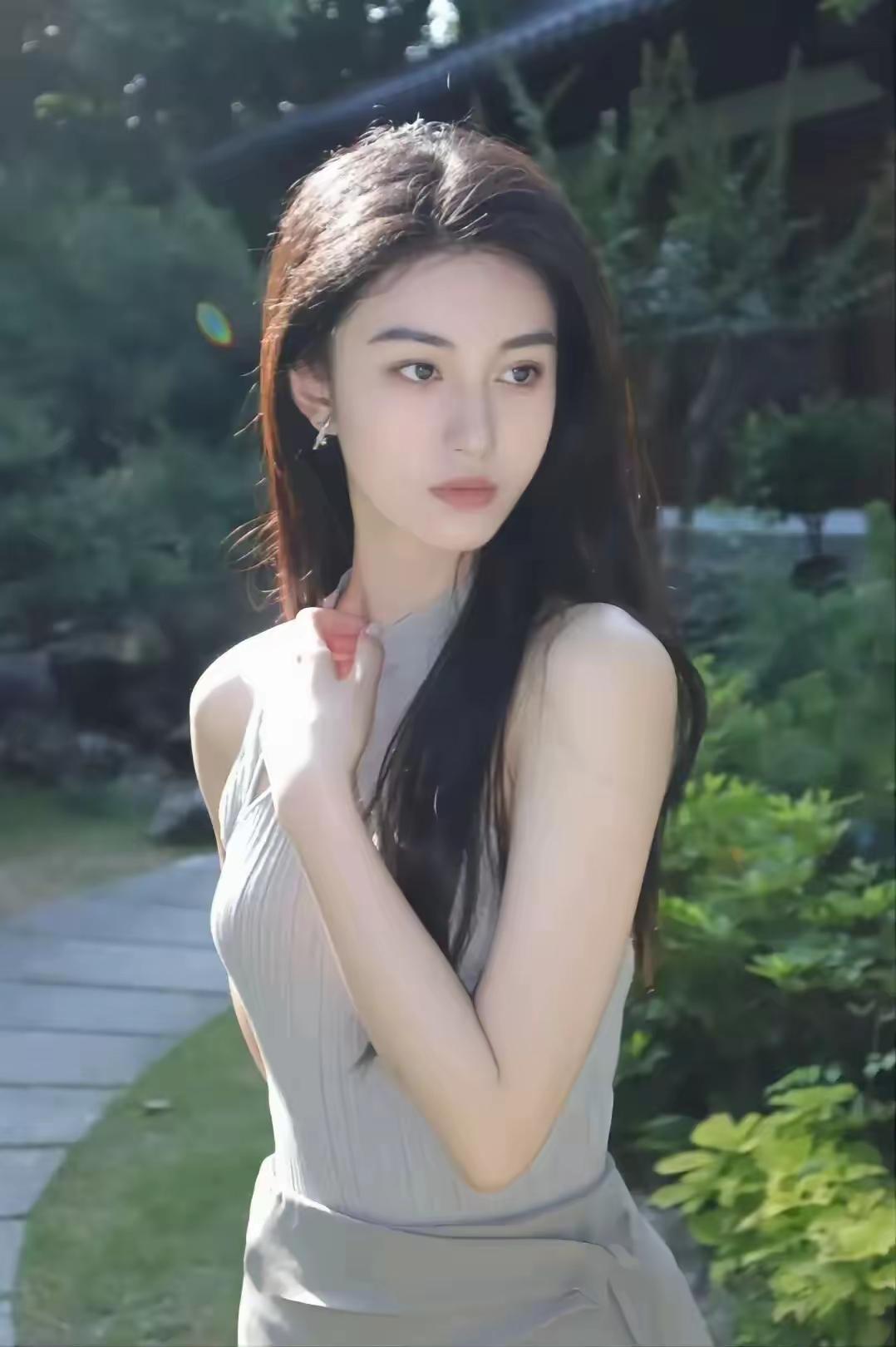 夏日午后，绿意盎然，优雅女子，静享时光。
