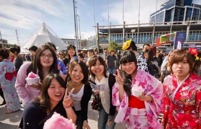 不知道大家发没发现，如今大批在日华人选择回国，可在华的日本人却显得很平静，几乎没