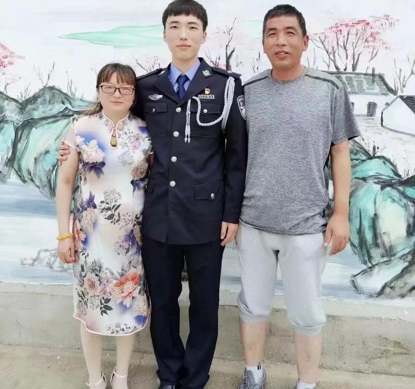 江苏常州，一位母亲在商场休息区发呆，突然看见一个年轻人的背影，她整个人都僵住了。