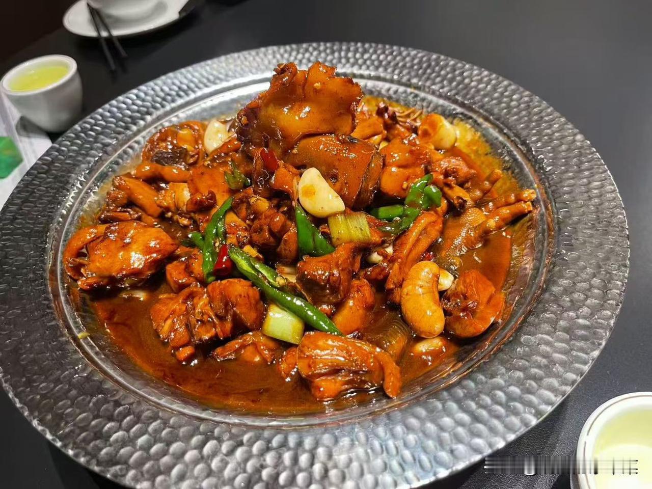 今天去朋友开的餐厅帮忙拍摄新菜单。朋友这家店已经开了十来年，可今年生意一落千丈。