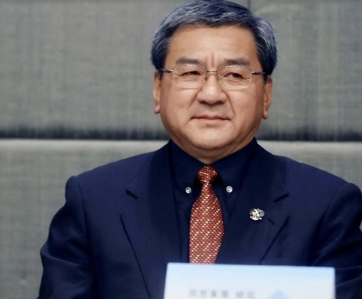 大润发创始人尹衍梁离世，身家千亿，却把95%财产全捐了，连遗体都捐。他的一双儿女