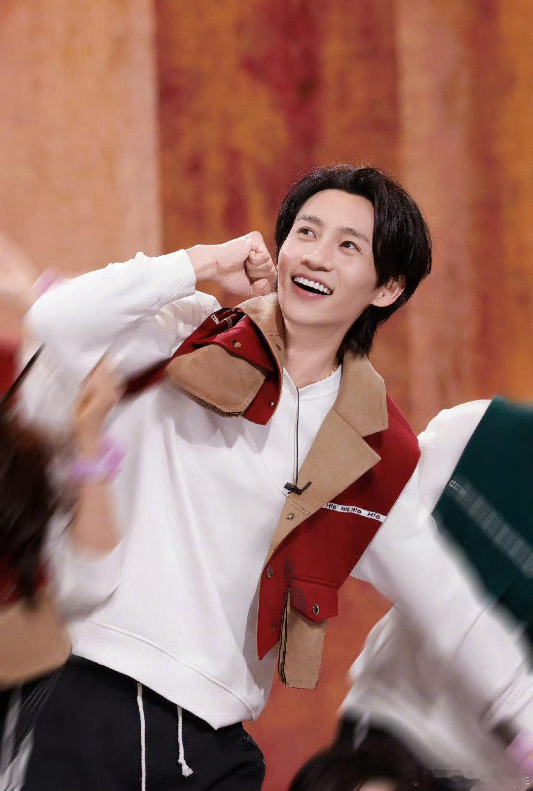 魏晨喜提哪吒同款丸子头  你好星期六  魏晨，你这丸子头造型，简直让人眼前一亮！