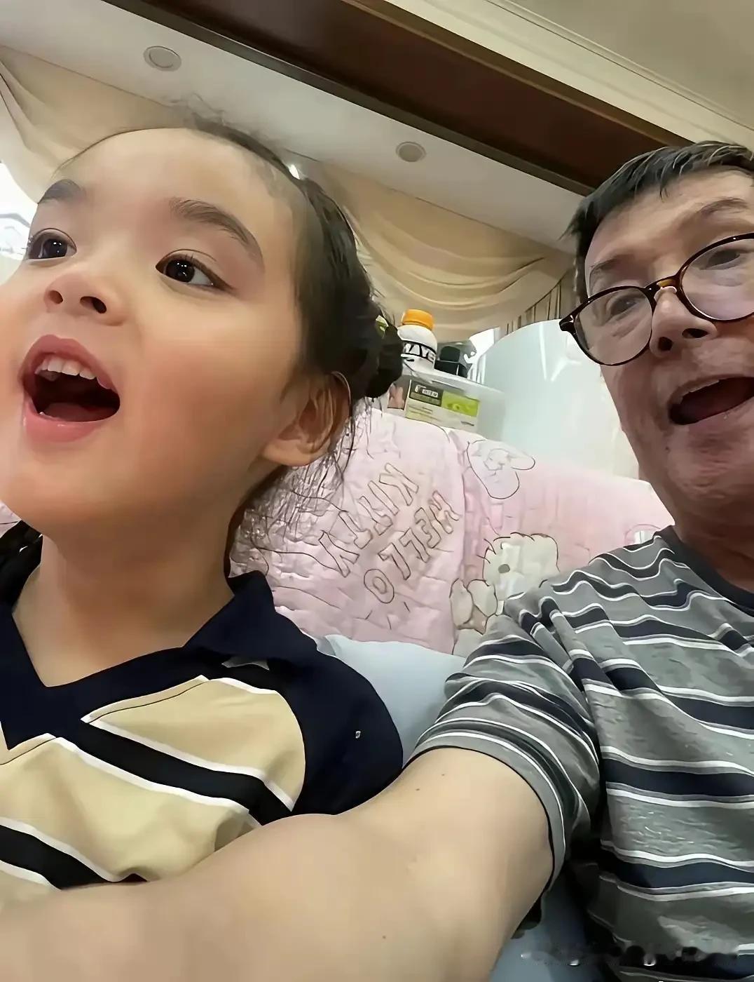 原以为是丫头，谁知是个小子！
儿子叫向笙女儿小奶黄叫向芷
这郭碧婷也太会生了，生