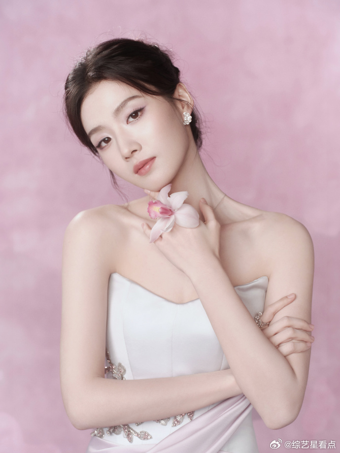 卢昱晓好美的体态 卢昱晓电视剧品质盛典造型好美的体态，非常的舒展，而且肩部线条和
