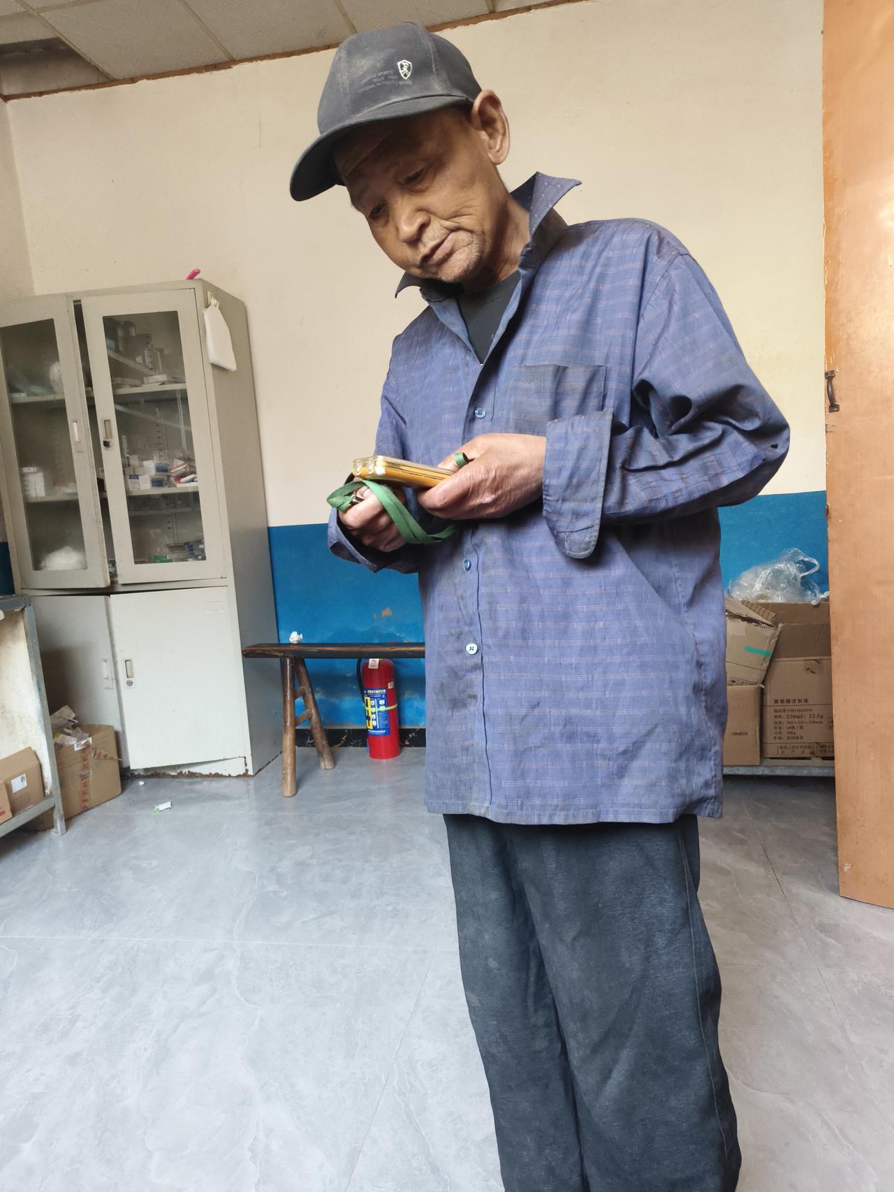 老李也病了吗……老李脑血栓了，人们不约而同的表现出不可置信的表情。老李是医生，而