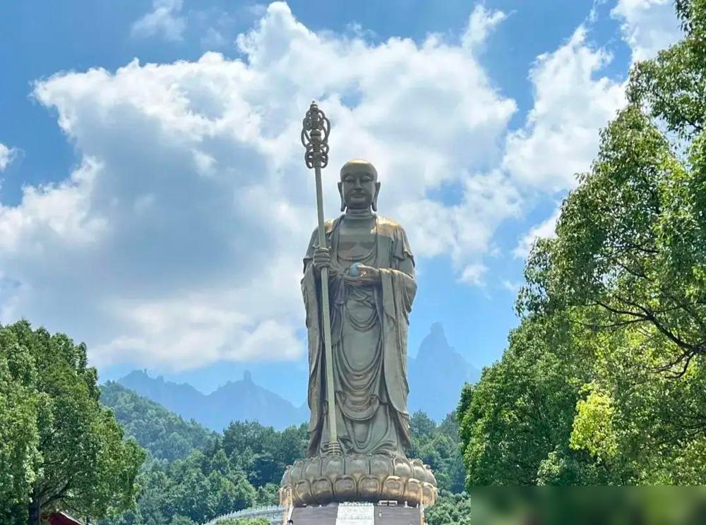 去了一趟九华山，回来好运挡都挡不住！

我前几年也有过一模一样的经历，那时候公司
