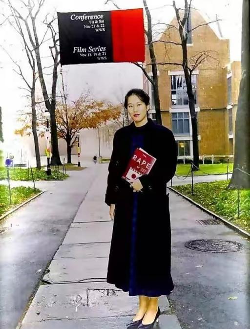 2004年，36岁的张纯如狠心扔下刚满2岁的自闭症儿子，在高速公路旁自杀，而这一