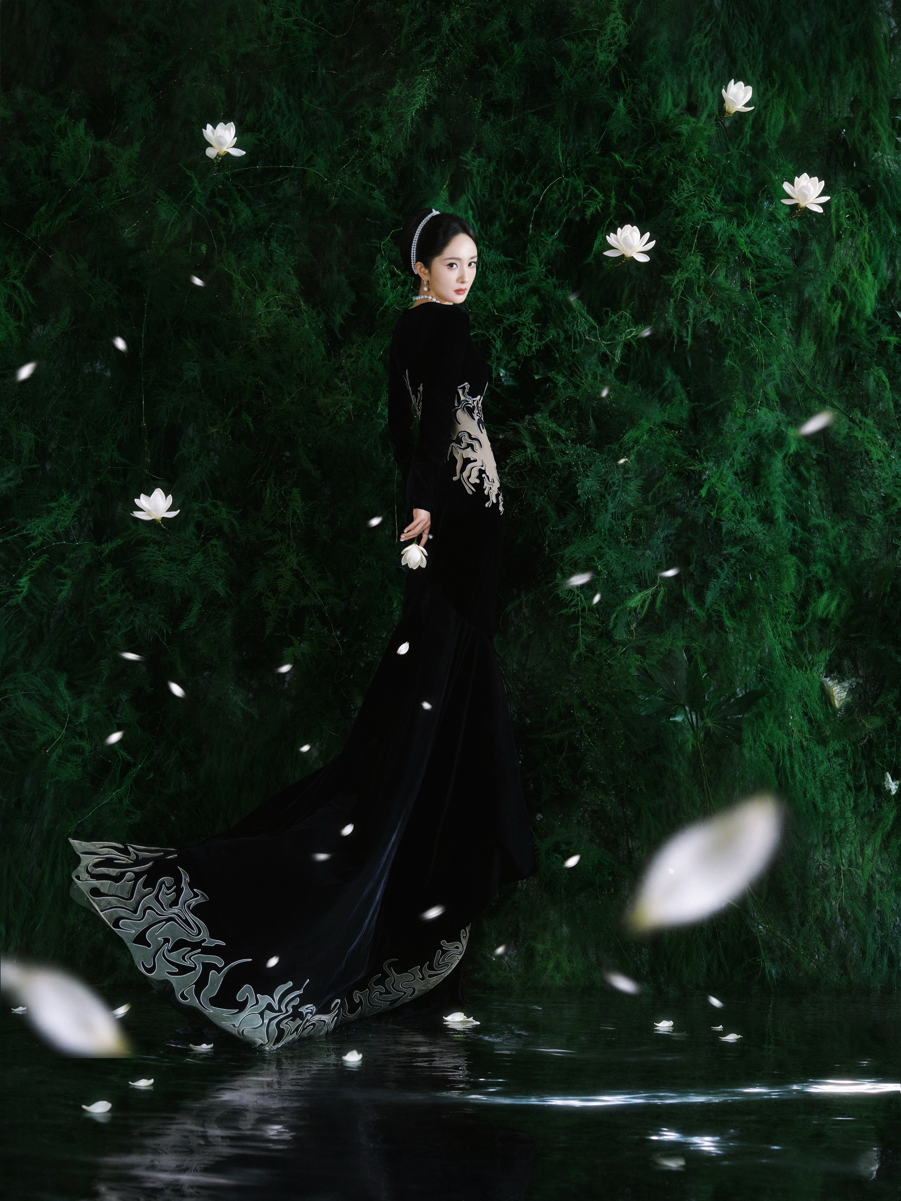 时尚芭莎来自中国年度盛典｜杨幂今晚真正镇场子的顶级星光来了🖤✨ 幂一袭Iris