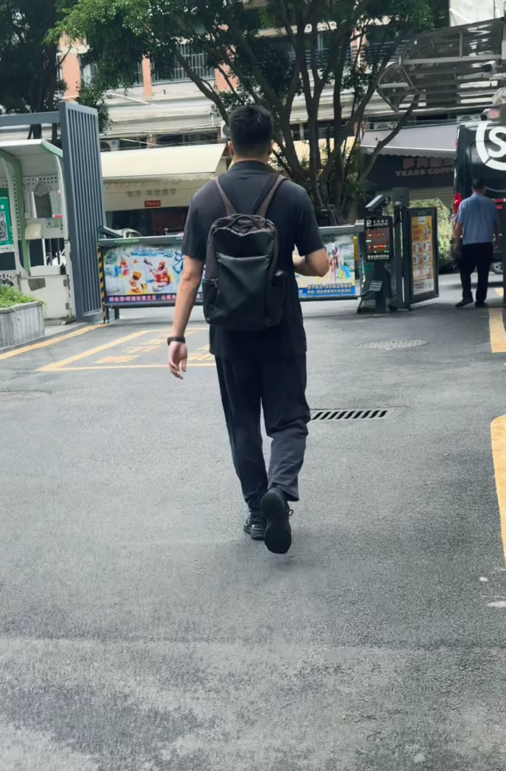 隔壁栋楼的这个高高壮壮的男人很有人夫感