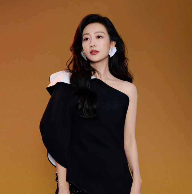 1.王鸥的前任已经结识新的交往对象，便不再过来纠缠，也不愿支付抚养费，把抚养女儿