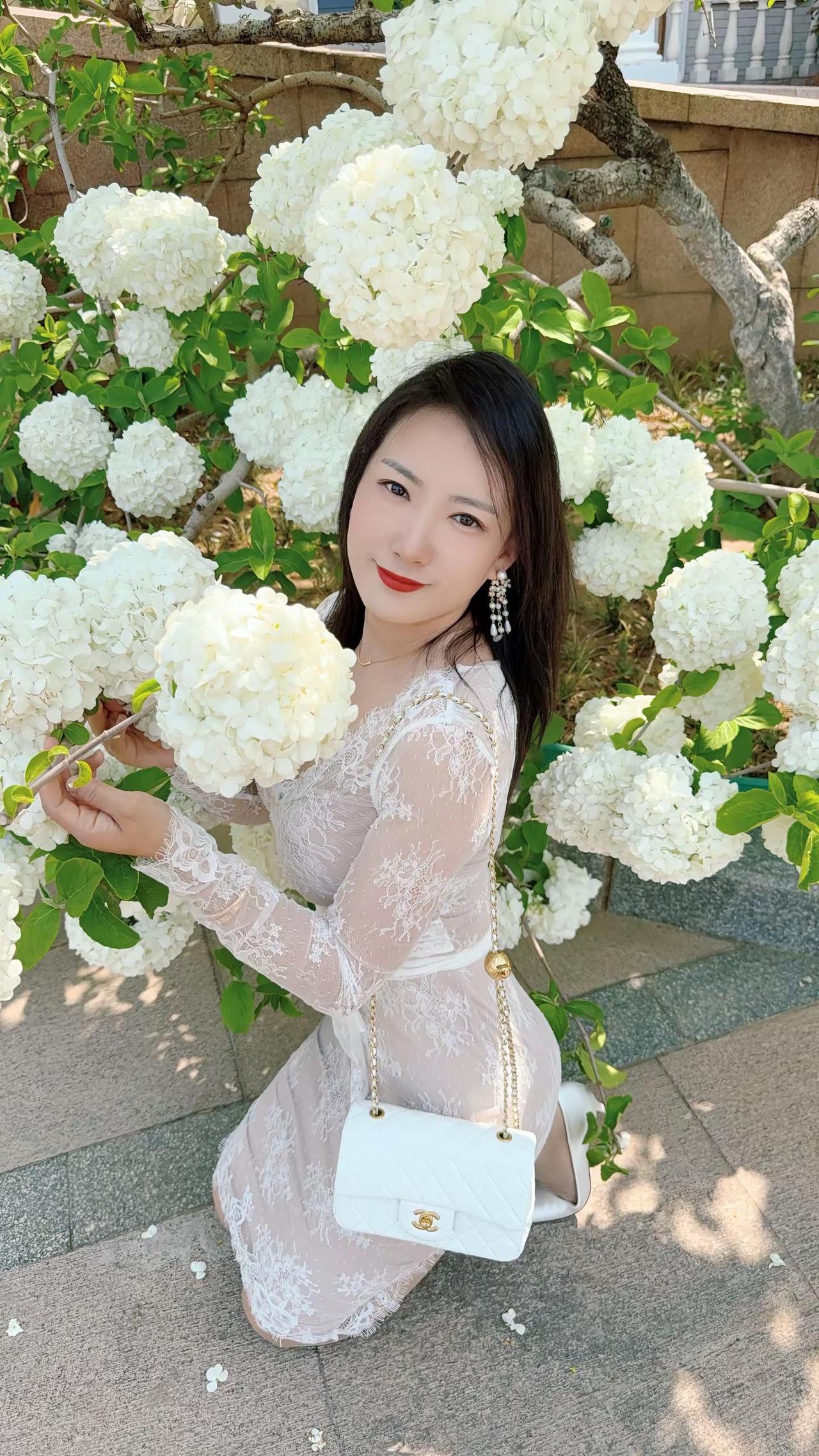 那天我经过一片花园 可是你不在浪漫的白色连衣裙