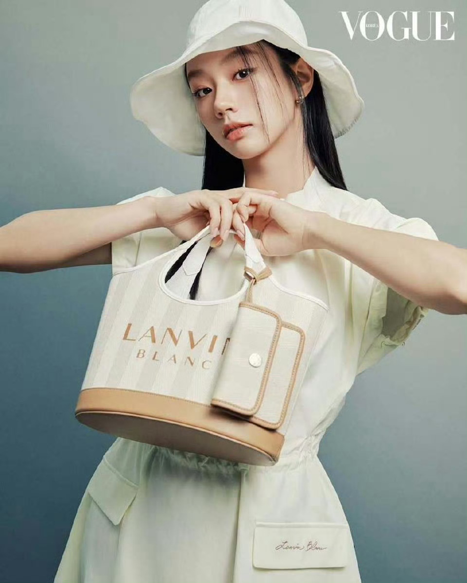 李惠利VOGUE三月刊李惠利 × Vogue —三月刊，红气养人[爱你] ​​​