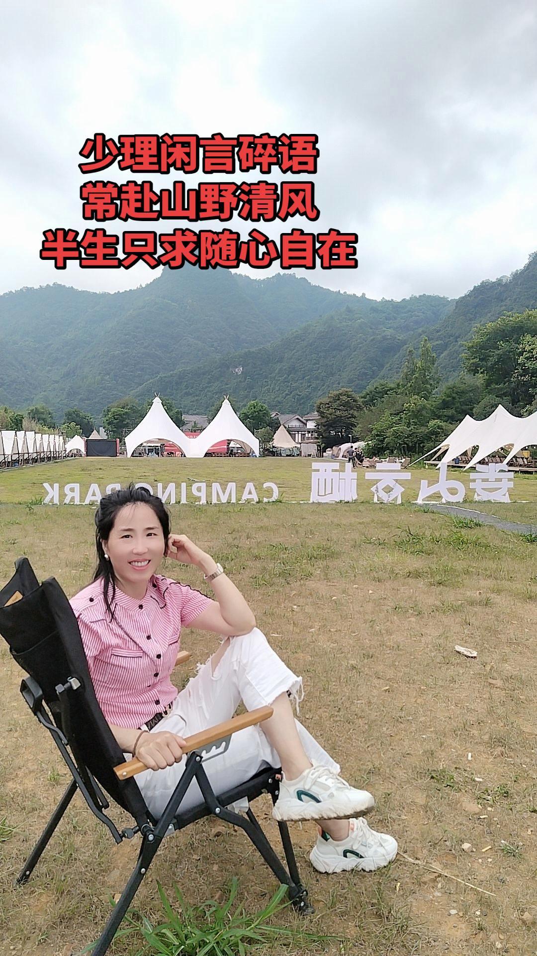 我们70后，苦熬了大半辈子。
年轻时围着家庭打转，应付不完的人情往来，听不完的闲