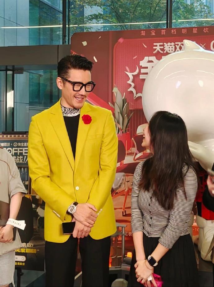 #伦敦偶遇胡兵吃兰州牛肉面#家人们，这是谁的运气这么好啊？竟然在伦敦街头可以偶遇