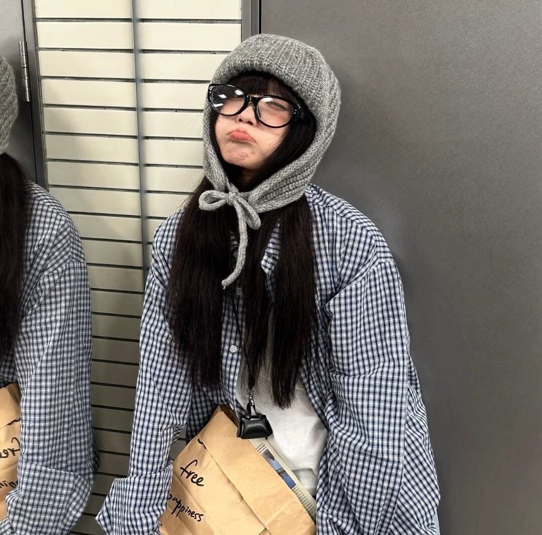 我常常调侃你和她好般配 其实我心里酸溜溜的 我想要你没爱过她 ​​​