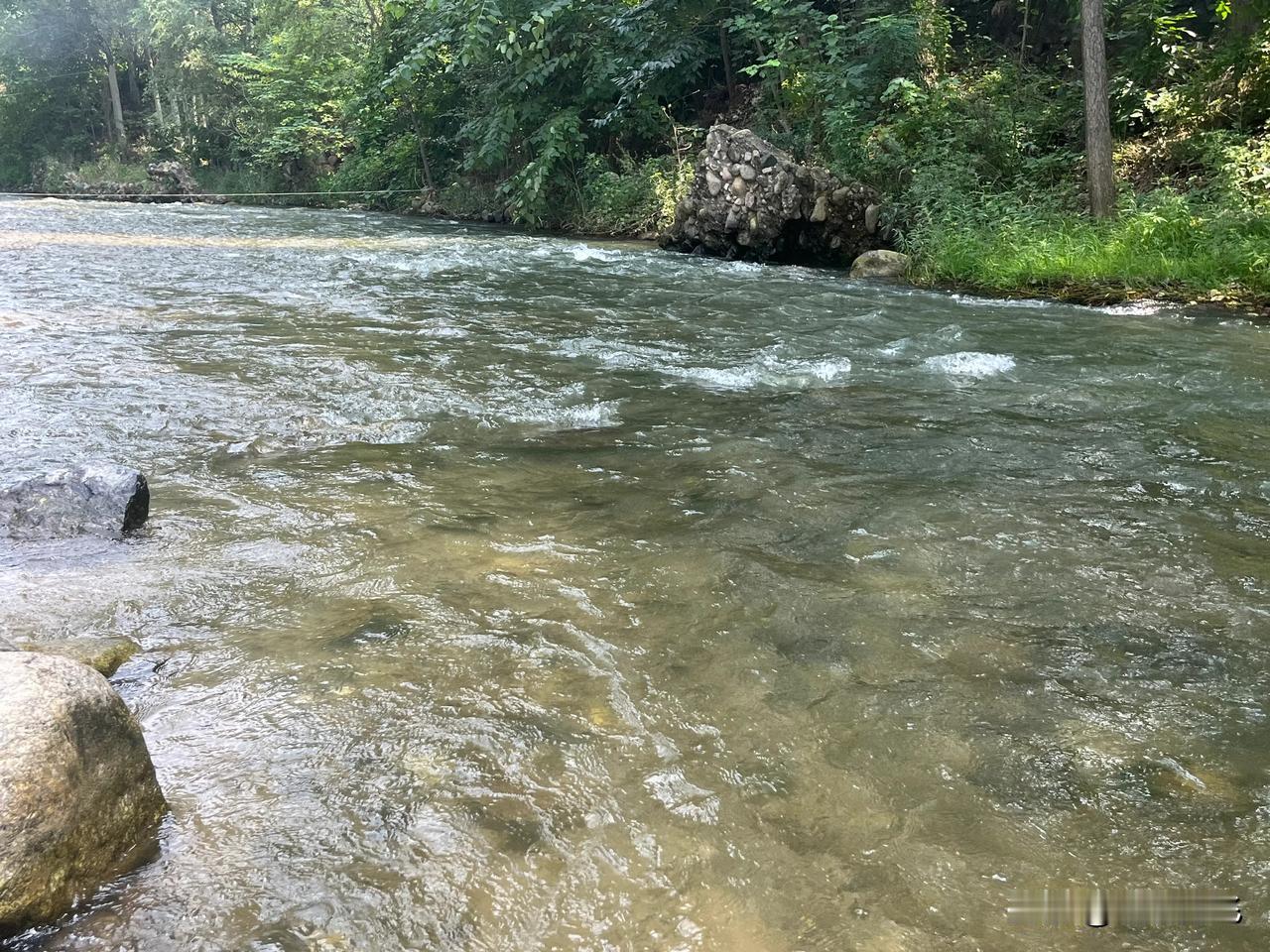 今天本来是带孩子来朱阳镇玩的，谁知道走到五亩乡的盘龙村看到一个玩水的地方，就在此