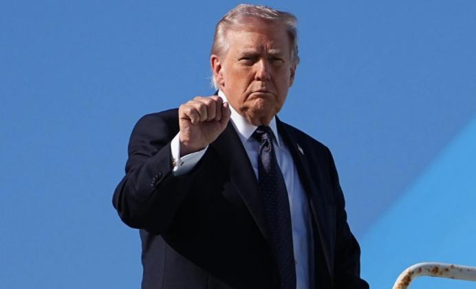 美航母遭袭击后，特朗普一怒之下报复，摧毁伊朗9艘军舰
 
据多家媒体3月2日报道