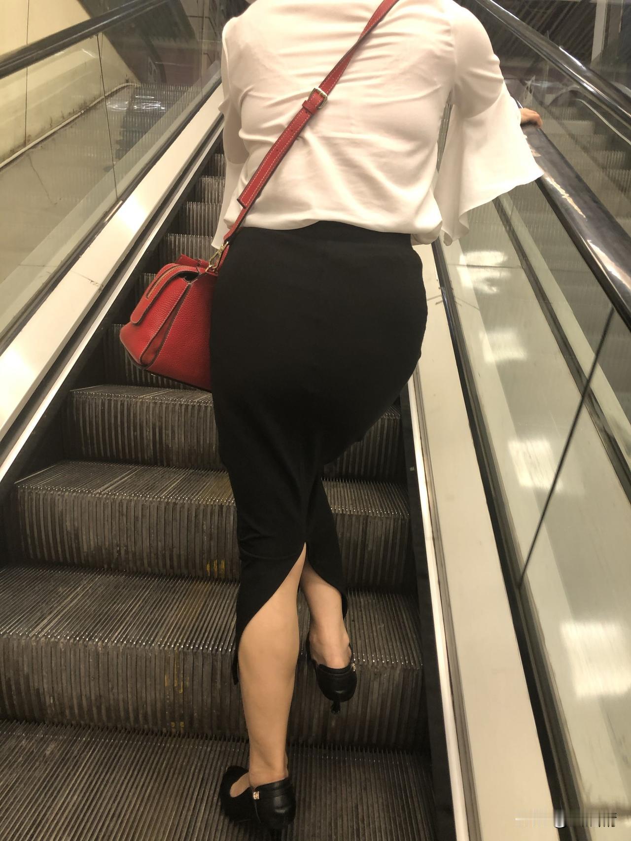 50岁的穿搭得体，核心是藏住岁月痕迹，穿出从容质感。

图中的长后开衩一步裙，就