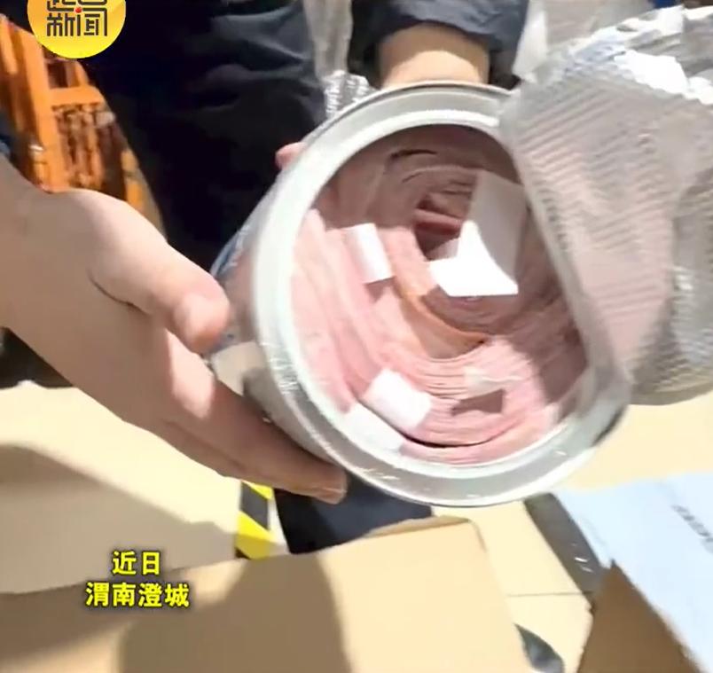 陕西渭南一位大妈，将9万元毕生辛苦积蓄装进奶粉罐，想要寄给骗子。
前不久，据陕西