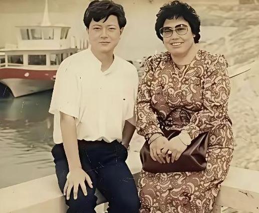 1959年，18岁陈丽华与北京电信系统某高管结婚，生了1子2女后，俩人和平分手，