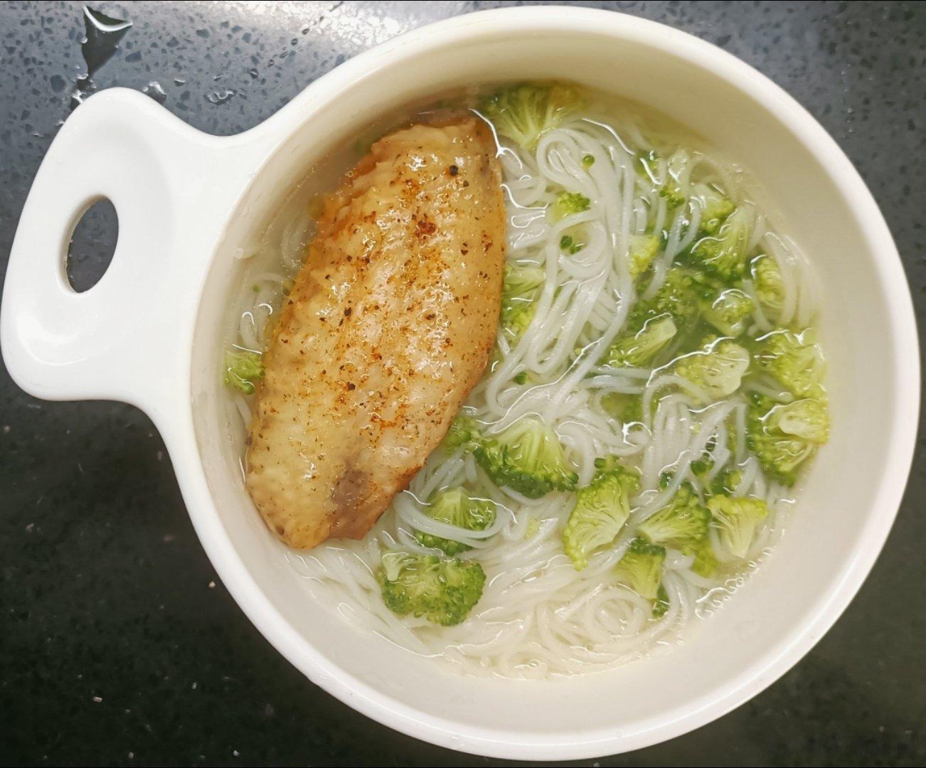 #糖糖的饭饭##科学育儿营养护航# 昨天午餐：西蓝花翅中面；晚餐：南瓜，红豆大米