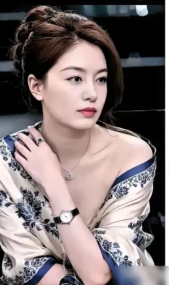 张京：最美外交翻译官，清冷端庄的气质尽显大国风采