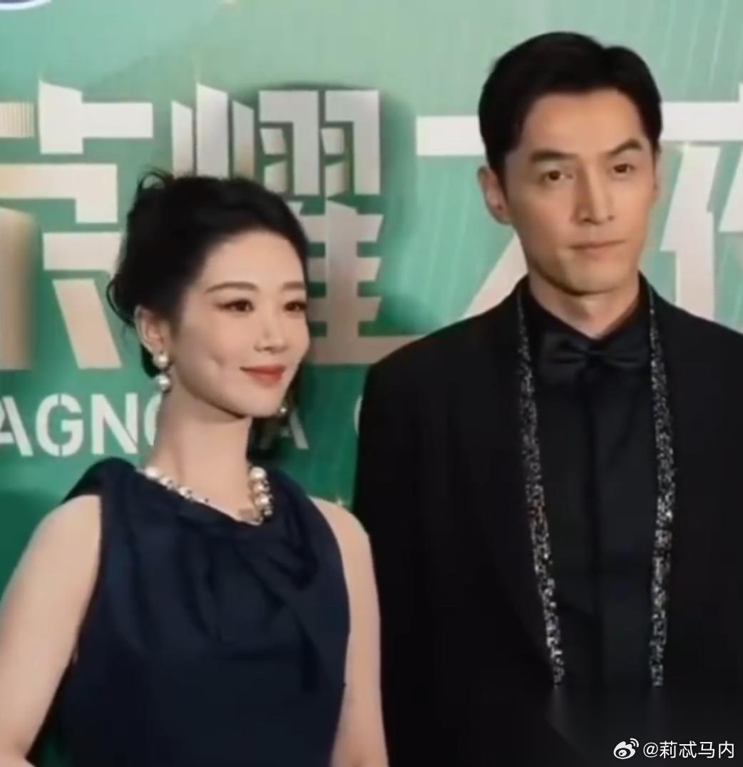 你们发现没？ 杨紫能成为顶流， 不是演技炸裂，也不是资源逆天，而是她骨子里的那股