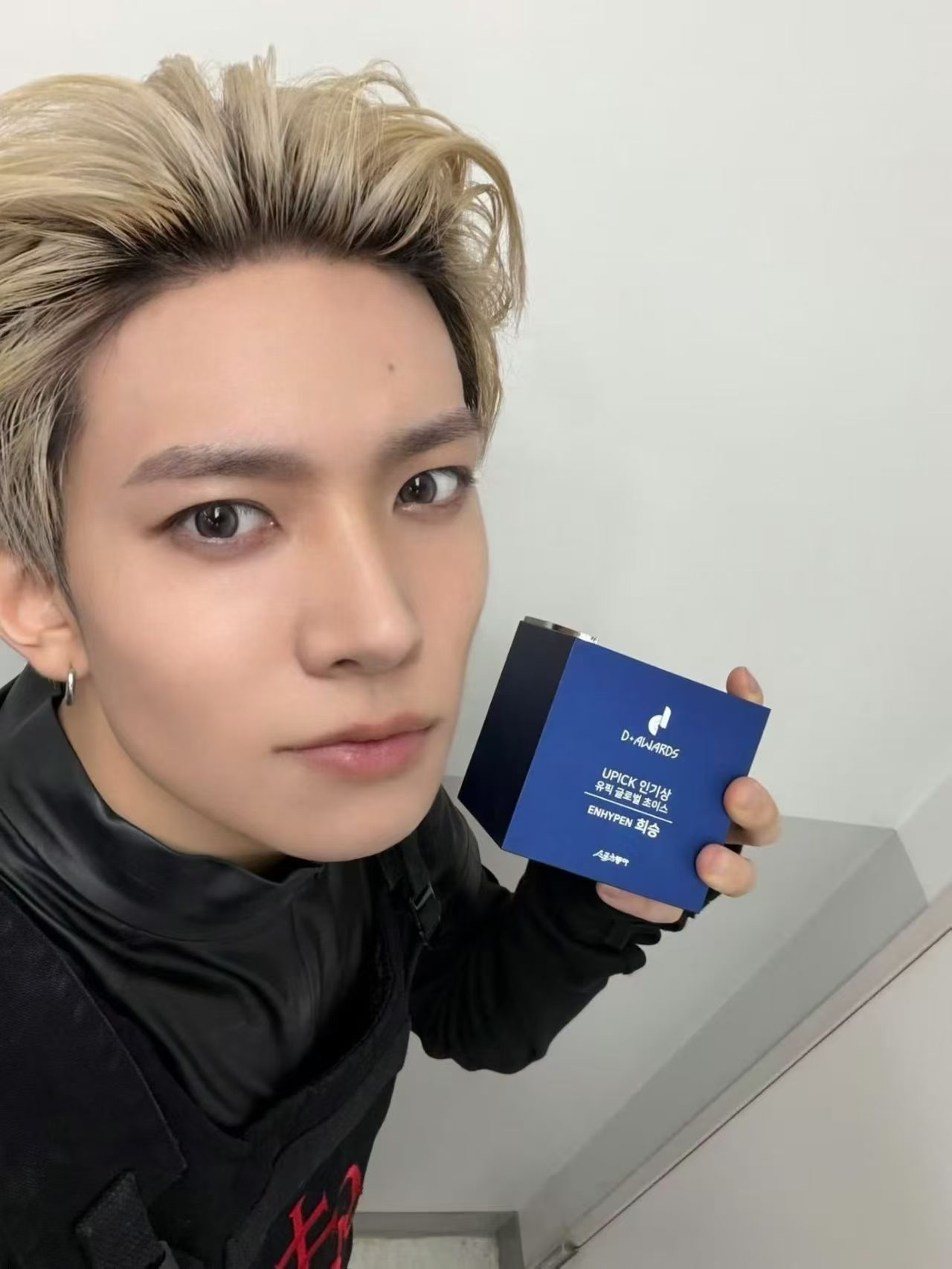 好帅但是我想问这化妆了吗除了带了个美瞳 