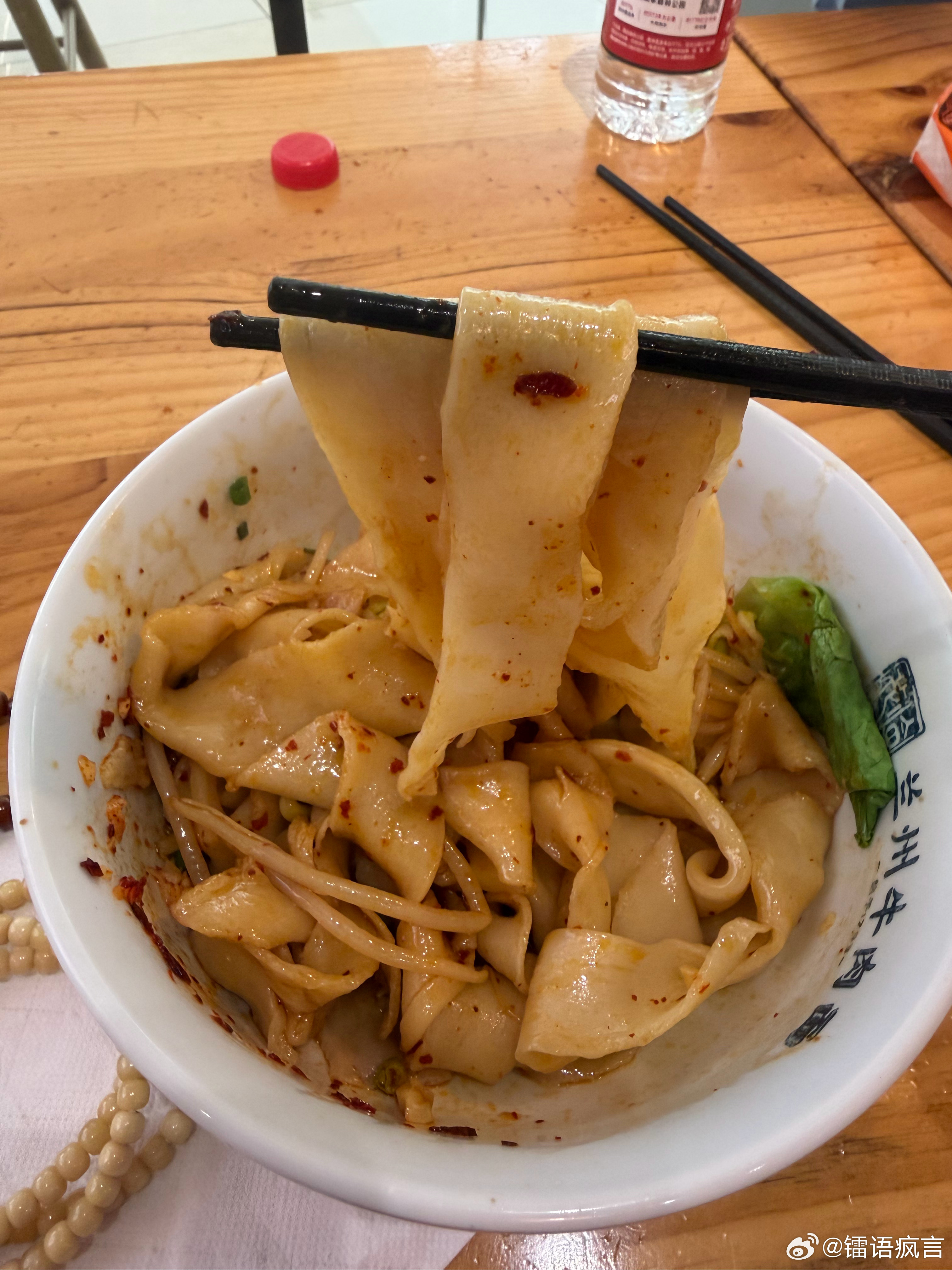 在西安面馆用盛兰州拉面的碗吃了一碗油泼面，最关键他家没有蒜，吃面不配蒜怎么吃？ 