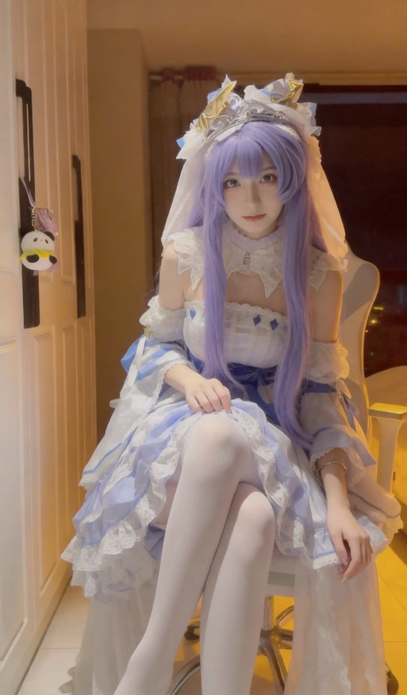 紫发轻垂，裙摆轻扬，这一刻次元壁破了！