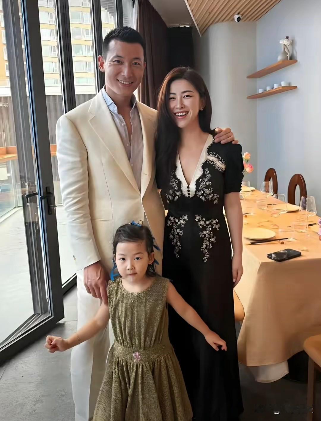 主持人问朱珠：“当时遇到你先生时，你是一见钟情吗？”
 
朱珠答道：“我们俩认识