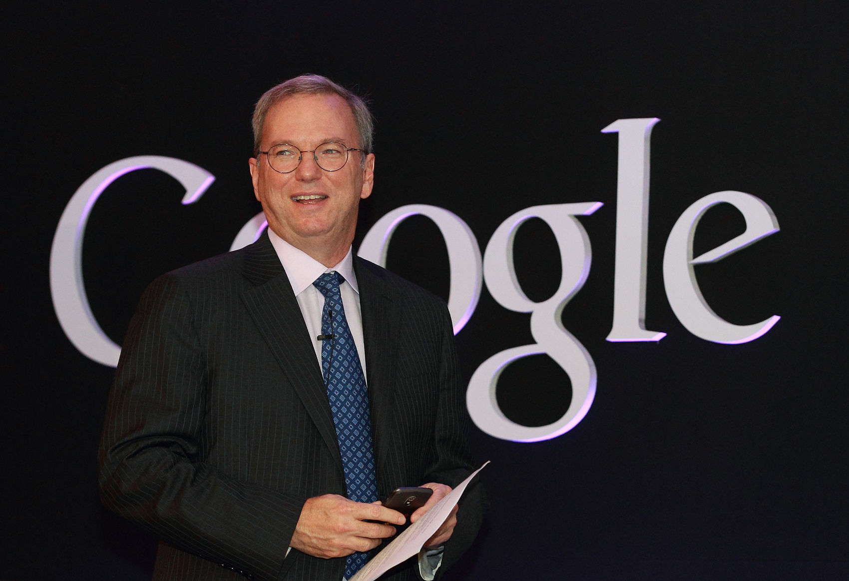 谷歌前CEO施密特撰文指出，中国已从技术落后国家跃升为科技超级大国。他警告美国若