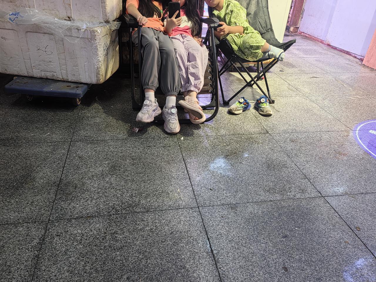 十点才起床。孩子们睡了十个多小时。
     昨天剩了一团面，我今天起的早点，八