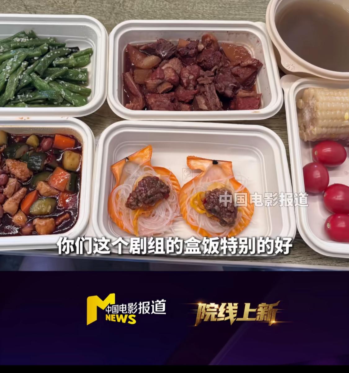 周星驰的电影从来不会讽刺小人物，他就连剧组的盒饭都是很顶的，他如果对谁不好那一定