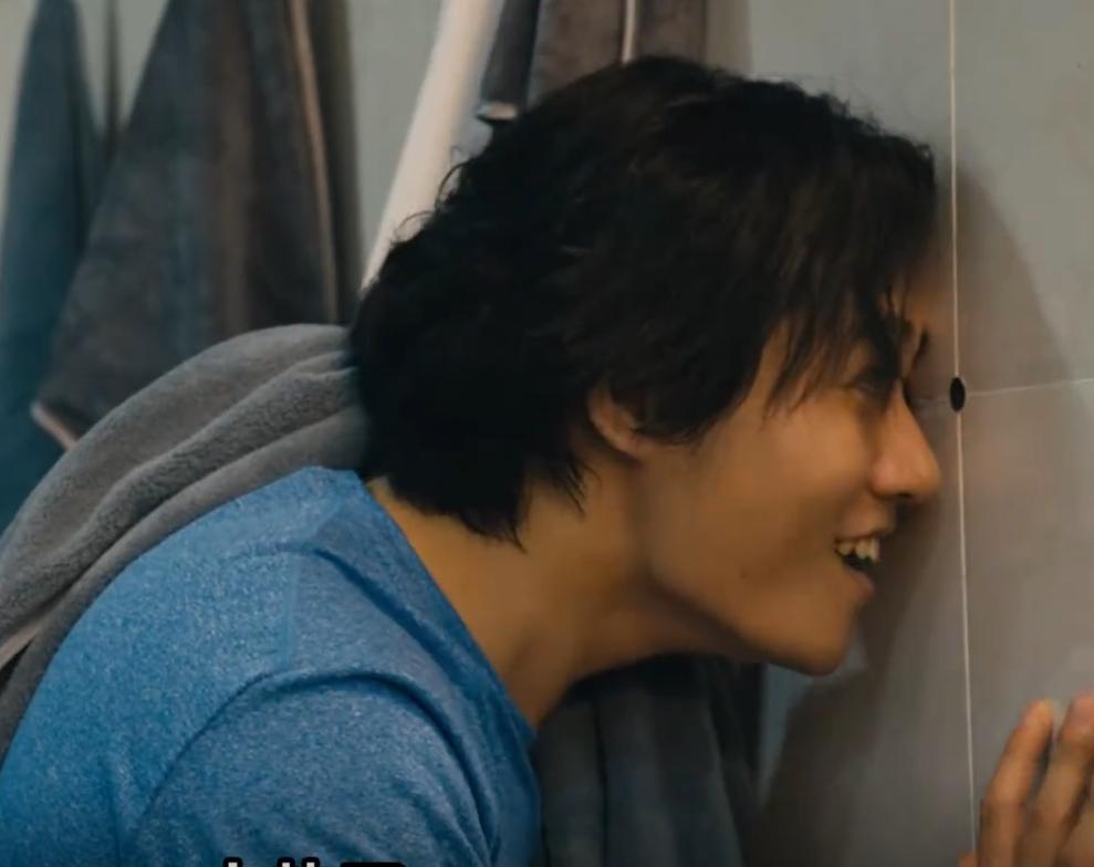 广东佛山，一女子在健身房浴室一丝不挂冲凉，竟发现有人从门缝处用车内窥镜偷窥，而她