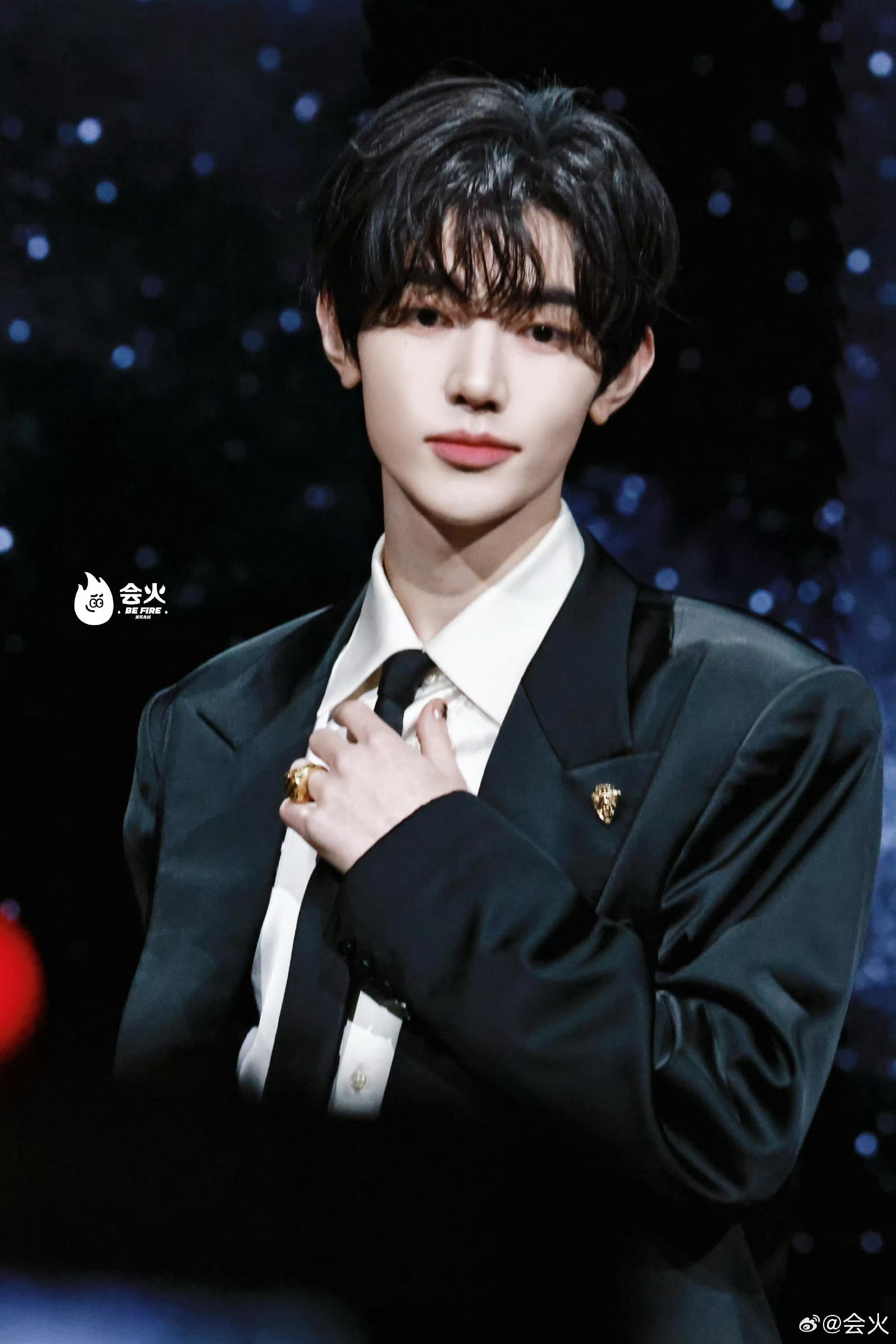 章昊完全红毯之神章昊内娱红毯首秀状态章昊微博之夜红毯图微博之夜