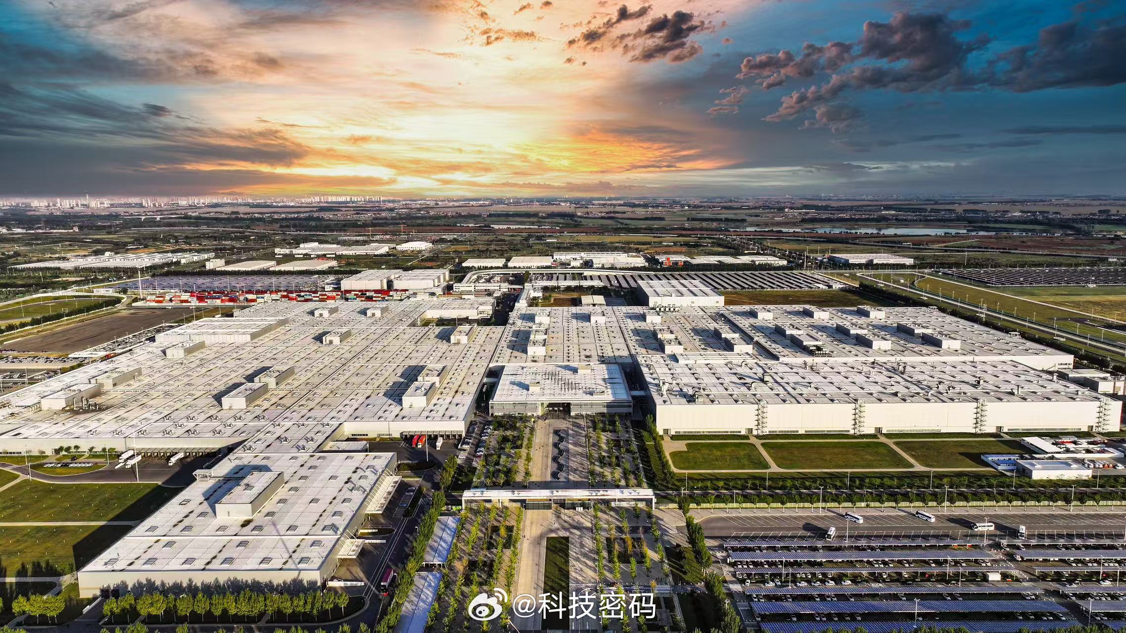 同学们，华晨宝马第700万辆下线链博会沈阳展区——BMW 3系马年版身披磨砂朱红