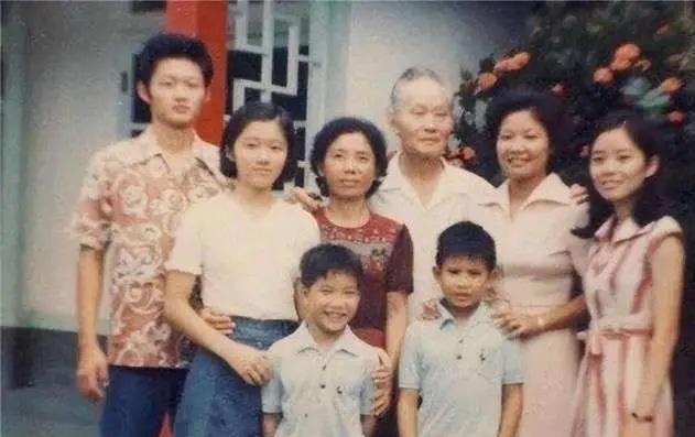 晚年的孙立人与两位夫人，儿子的合影，夫人相处融洽，儿女优秀。1987年，孙立人终