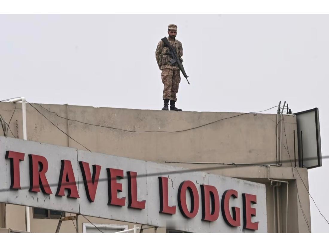 美伊谈判300人对71人¹ 不准确，伊朗不止71人，因为谈判期间还有伊朗飞机抵达