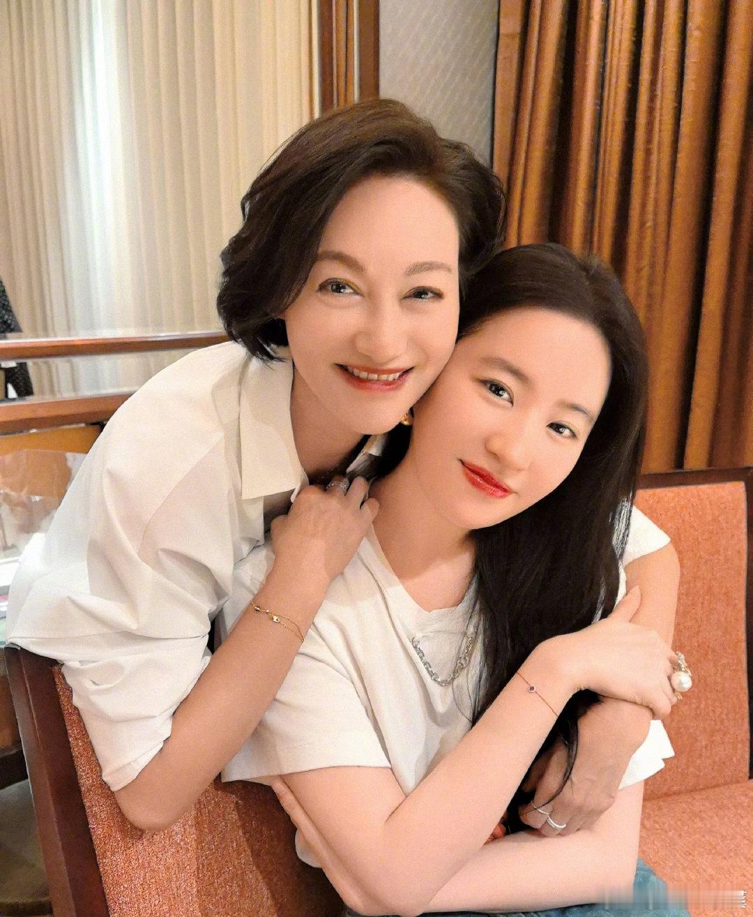 #到底是谁在替我见刘亦菲#刘亦菲的笑容一直都是最有感染力的，这么多充满魅力的美女