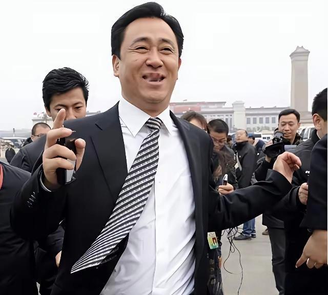 两张照片，许家印时代的落幕。
 
一张西装革履、意气风发，春风得意，在镁光灯下指